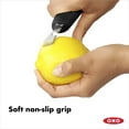 thumbnail image 2 of Rallador de cítricos con cuchillo acanalado OXO Good Grips, color negro, 2 of 7