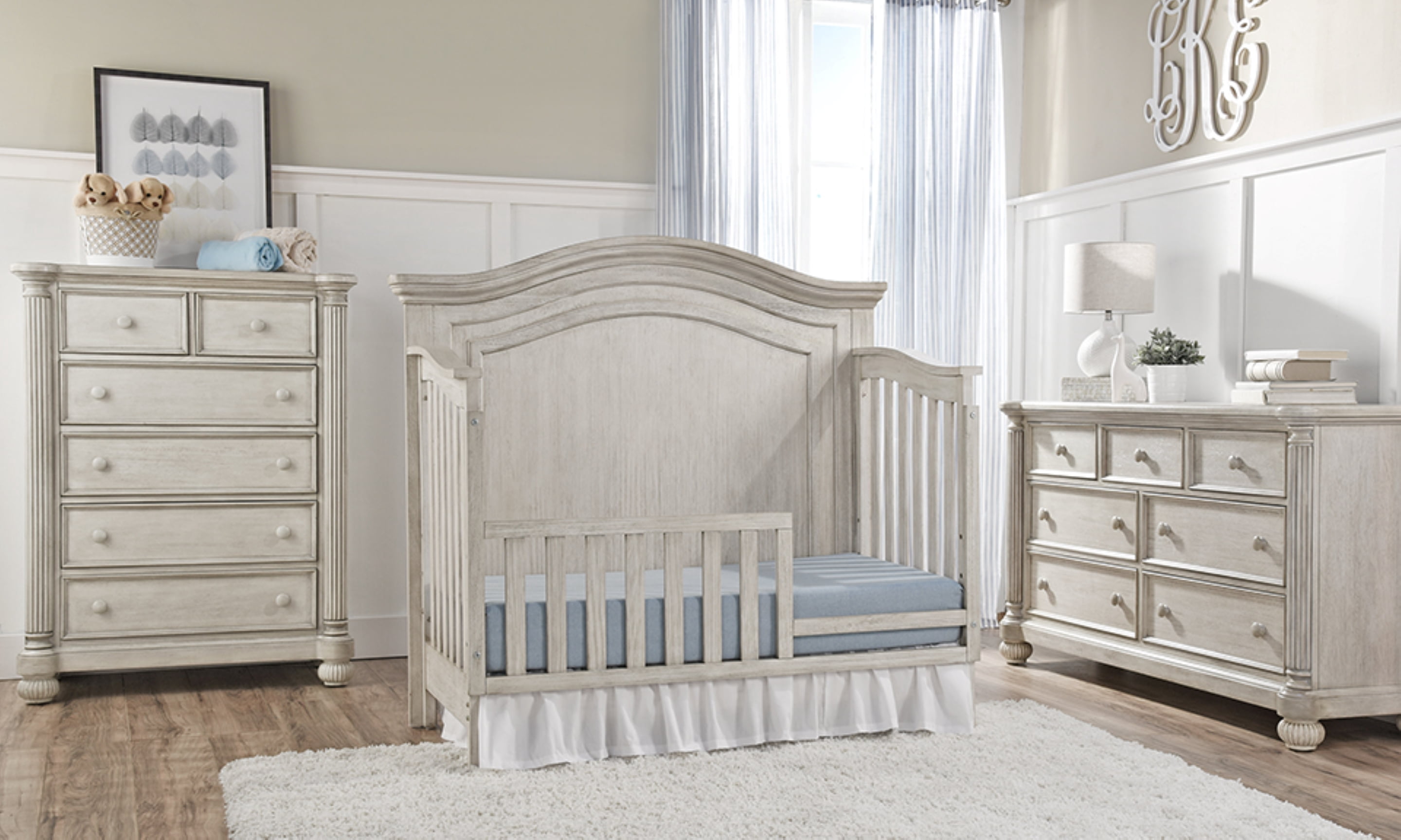 Kingsley Charleston 6 Drawer Chest in Weathered White