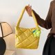 thumbnail image 4 of Bolso de hombro acolchado para mujer bolso de mano hinchado de gran capacidad bolso de compras con colgante, 4 of 9