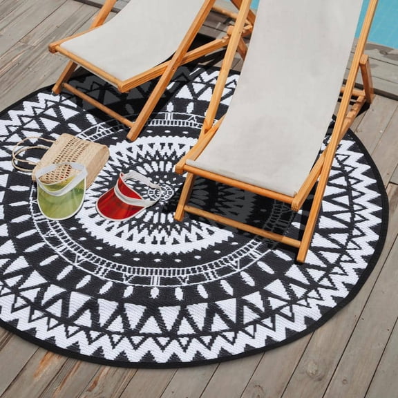 Black and White 5 ft. Round Moroccan Polypropylene Indoor/Outdoor Area Rug