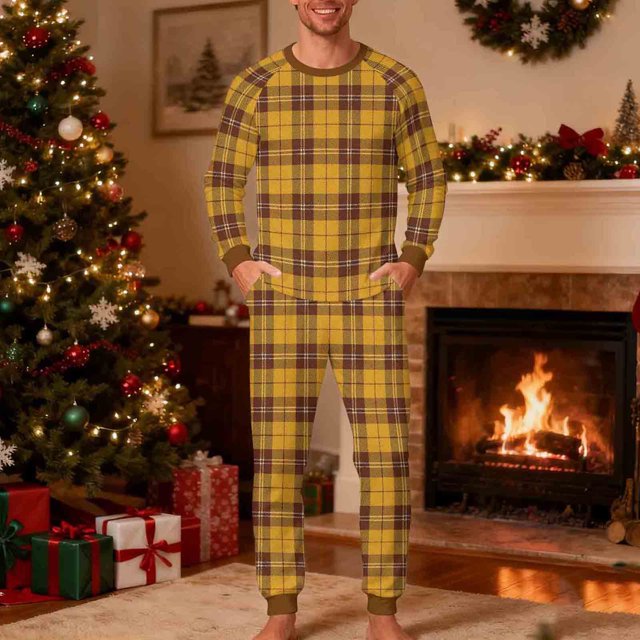 Pijama navideño para hombre, blusa y pantalones con estampado navideño a cuadros.