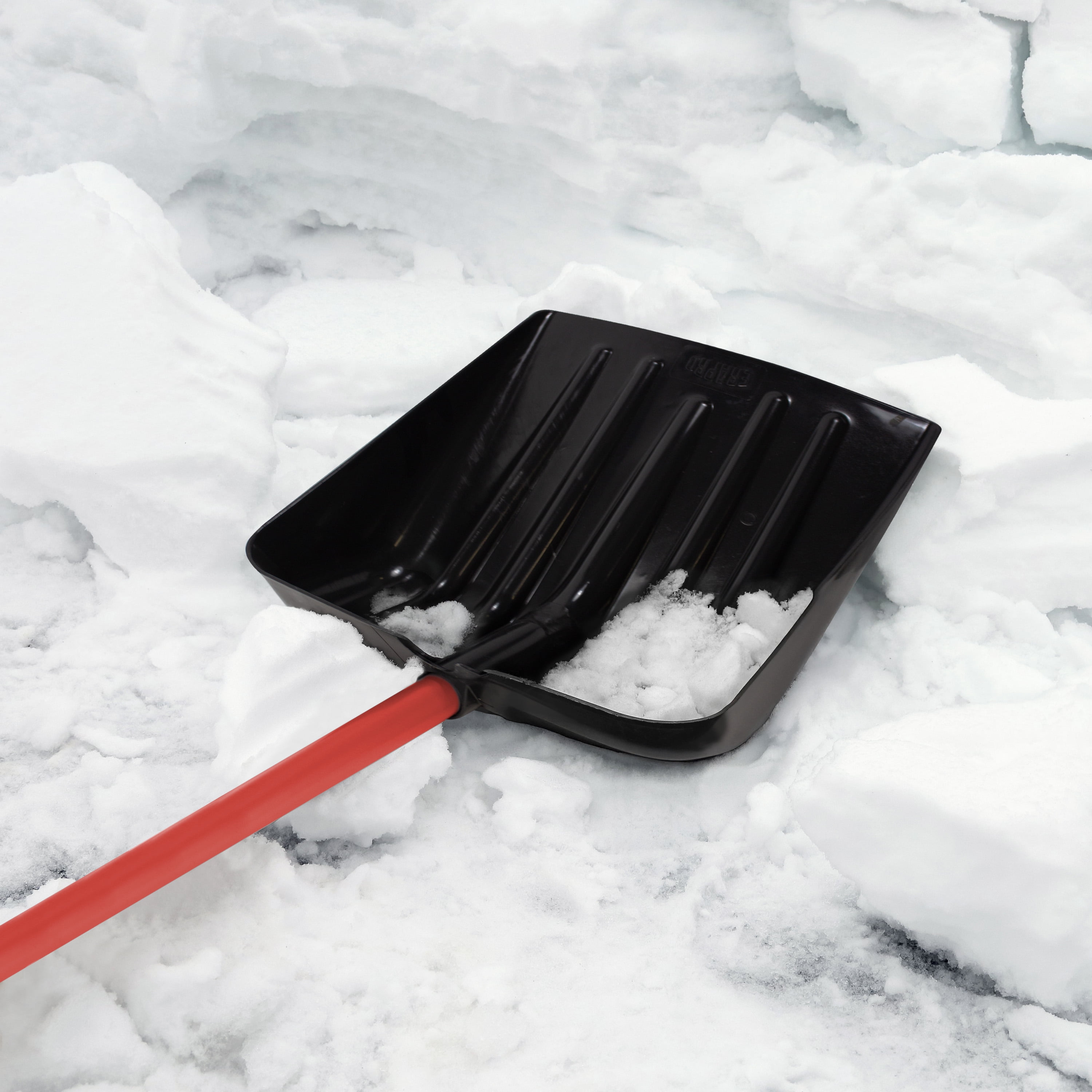 Pelle à Neige Tout-Usage Infinité de Era 13,5'', Manche Rouge, Lame Noire Pelle 13.5" et petit et facile a utiliser.