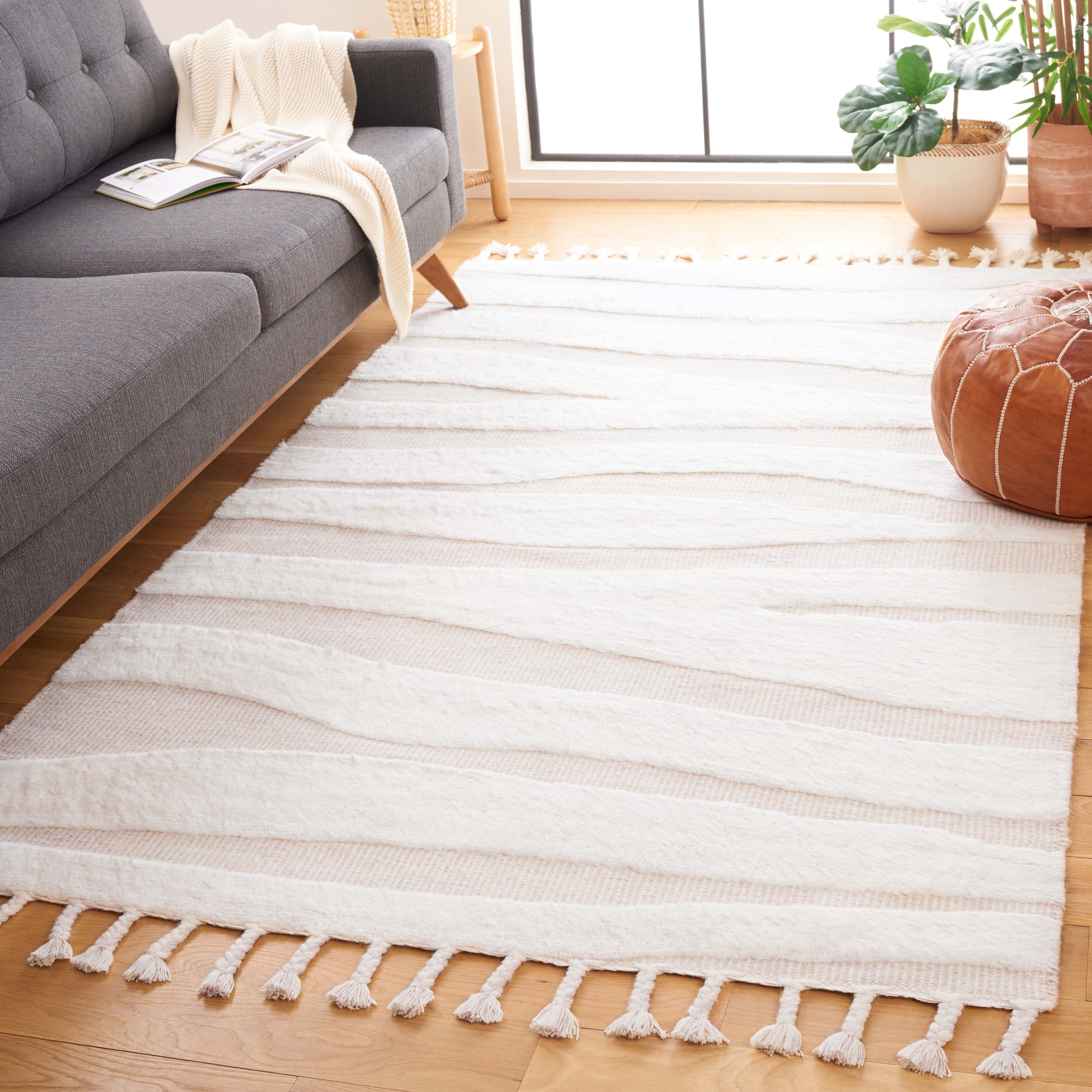 SAFAVIEH Casablanca Seth Wavy Striped Area Rug, Ivory/Beige, 4' x 6'