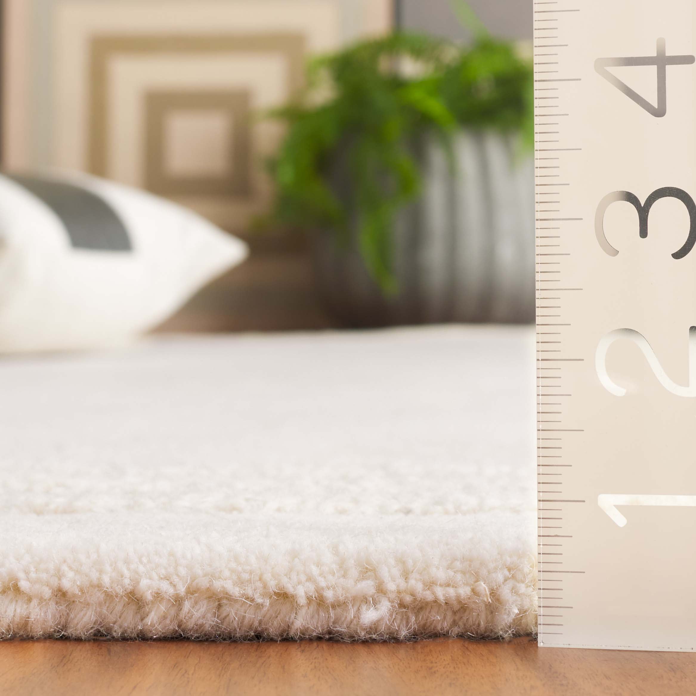 SAFAVIEH Metro Lactrice Solid Area Rug, Ivory, 4' x 6'