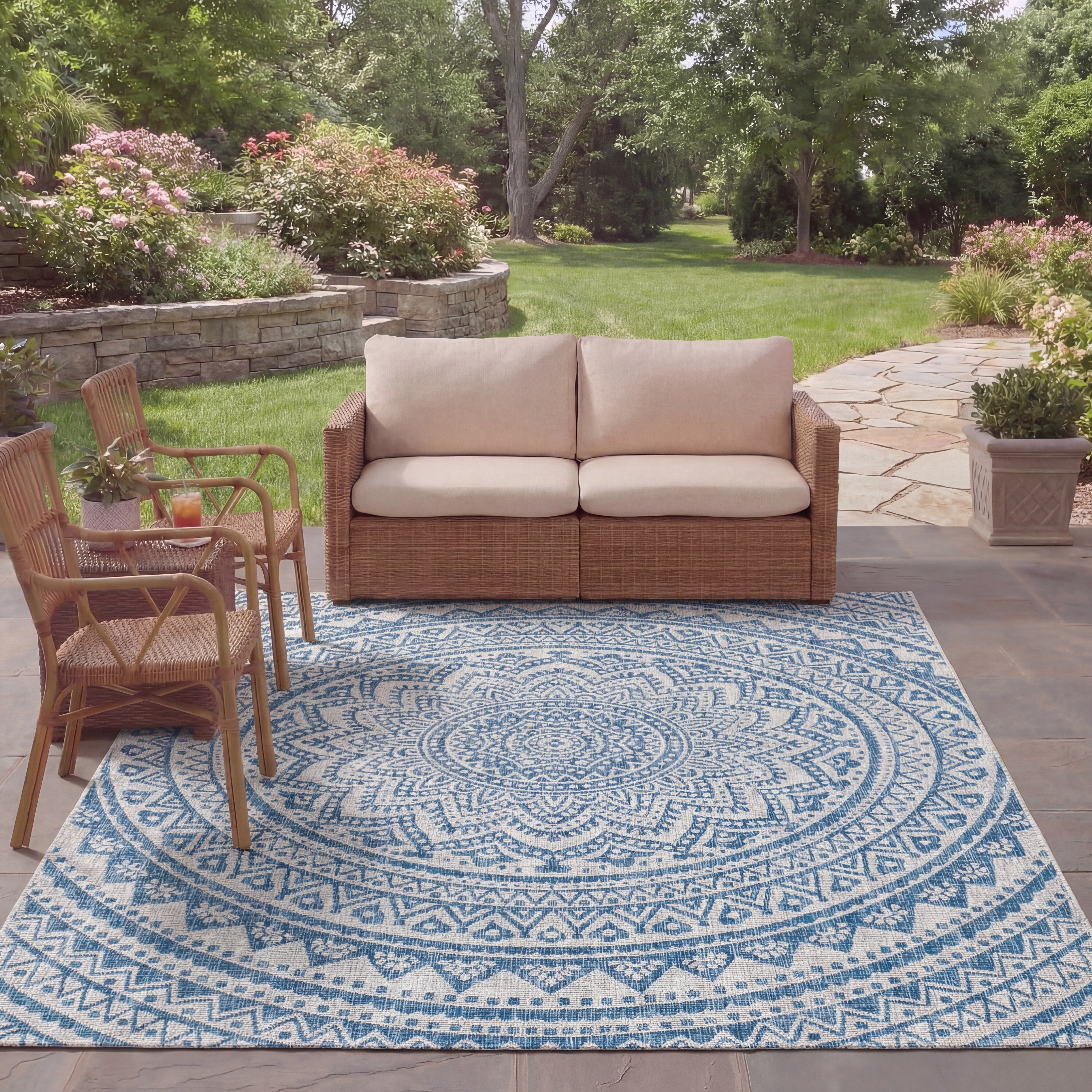 SAFAVIEH Courtyard Josiah Floral Medallion Indoor/Outdoor Area Rug, 5'3" x 7'7", Light Grey/Blue