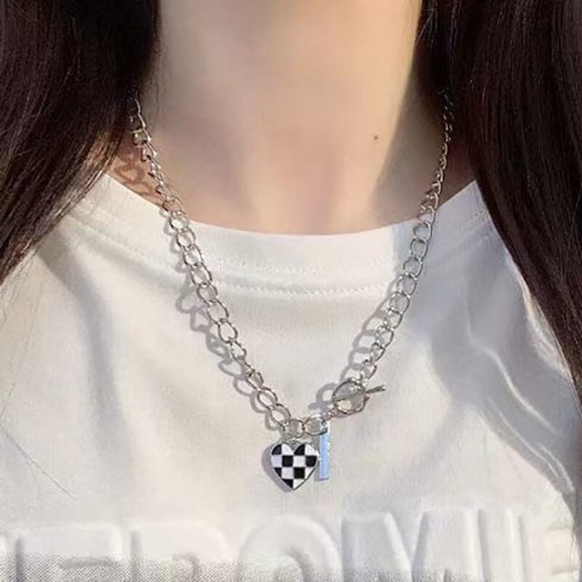 Collar con colgante de mariposa de cristal Y2K para mujer, cadena de clavícula ligera de lujo, Egirl, Punk, corazón, Grunge, joyería de moda, regalo de fiesta, 2023