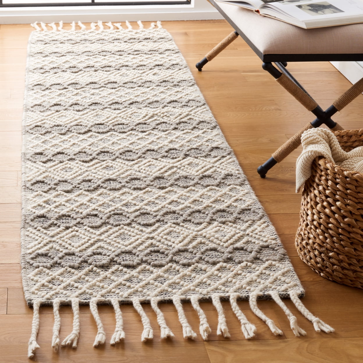 SAFAVIEH Natura Russell Geometric Striped Area Rug, Ivory/Charcoal, 4' x 6'