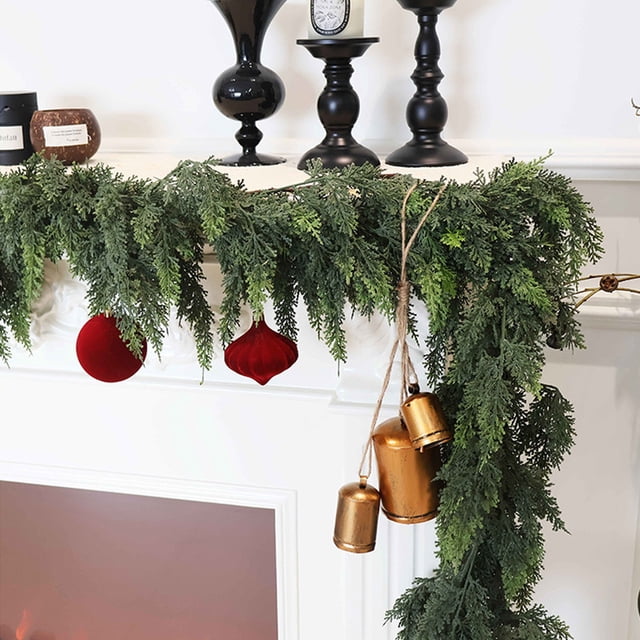 Corona navideña de ratán artificial con hojas de pino, agujas de pino artificiales, decoración de invierno para chimenea, mesa o porche, corona navideña verde, adornos navideños de ratán de plástico.