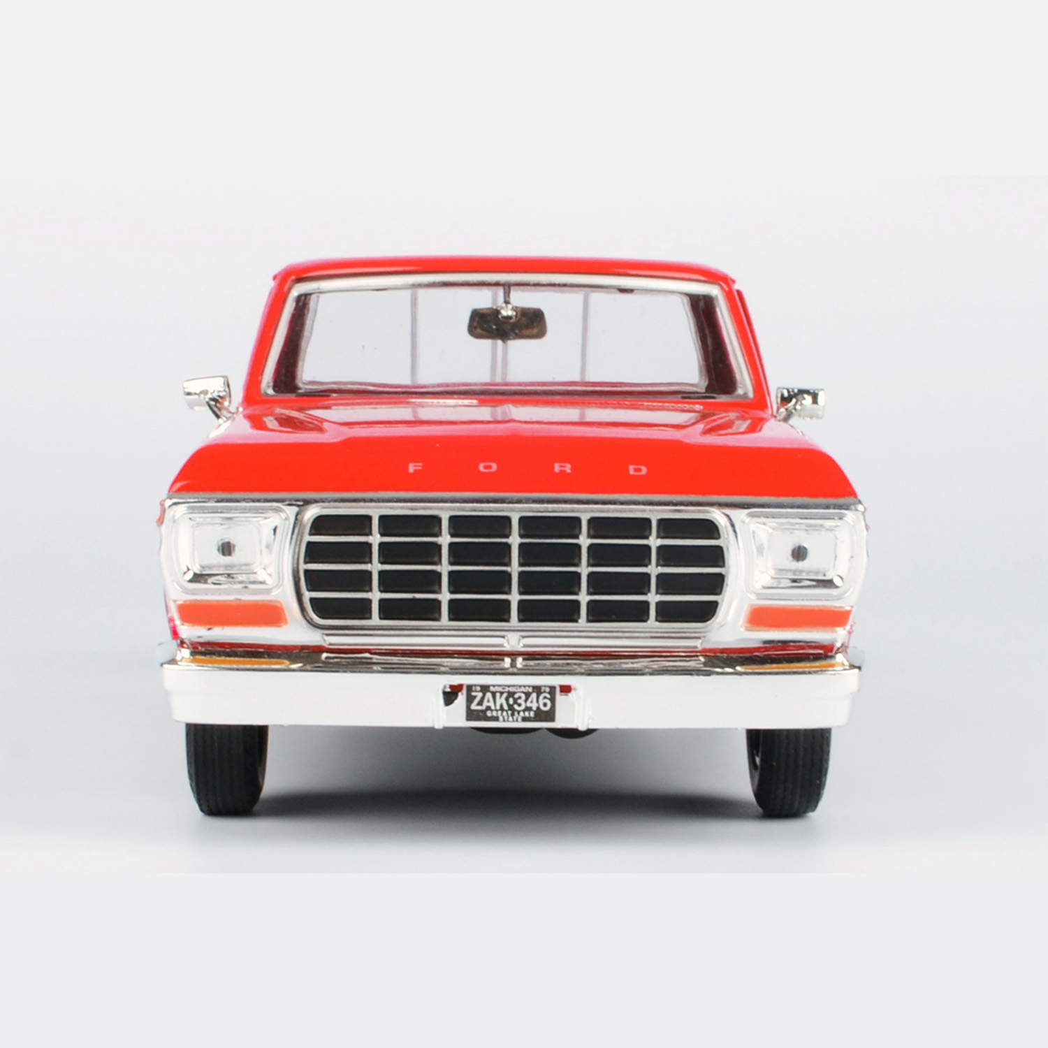 Motormax 1/24 Scale 1979 Ford F-150 Custom Pickup Diecast Car in two tone Red and Cream color