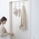 thumbnail image 4 of Blanco: gancho resistente para puerta de metal con 6 ganchos de madera para colgar abrigos, sombreros, batas, toallas, baños y dormitorios., 4 of 4