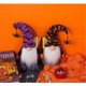 thumbnail image 2 of 2 muñecas sin rostro de Halloween: un sombrero morado y un sombrero naranja. Xemadio ZYY-0813, 2 of 5