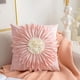 thumbnail image 5 of Funda de almohada con diseño de flores cuadradas de estilo claro, funda de cojín para mesita de noche con diseño de margaritas pequeñas y ventana salediza, 5 of 6