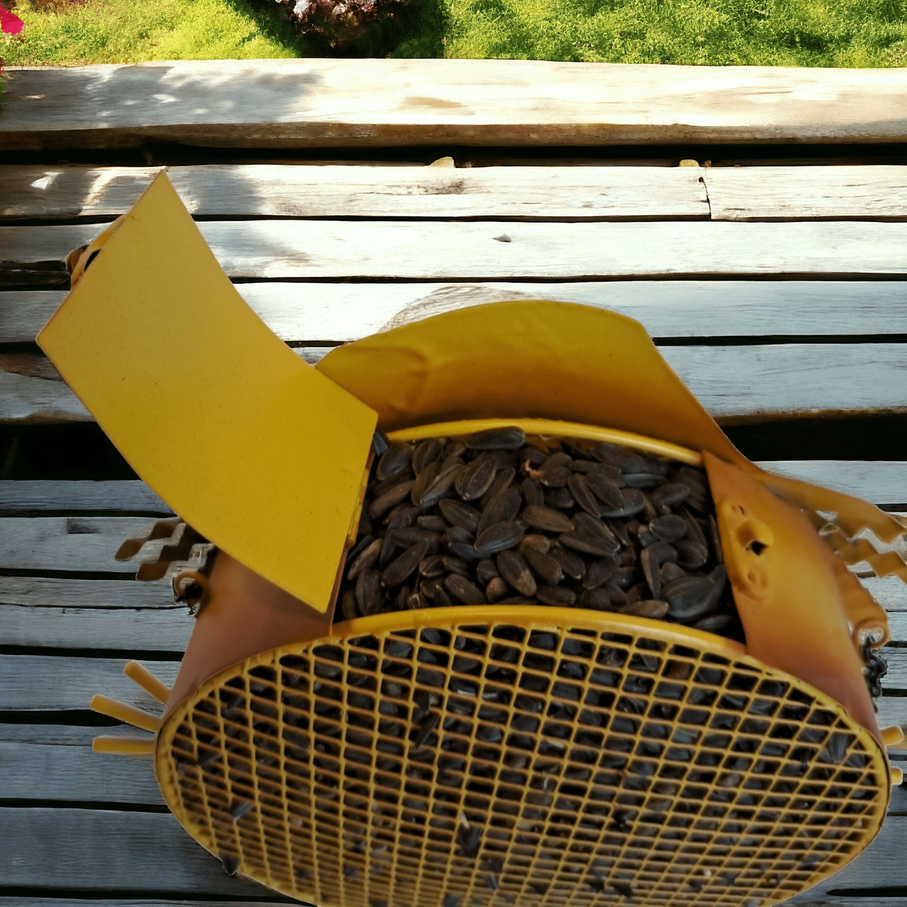 Gift Essentials Metal Mesh Bird Feeder, Sunflower Seed Feeder, Scarecrow