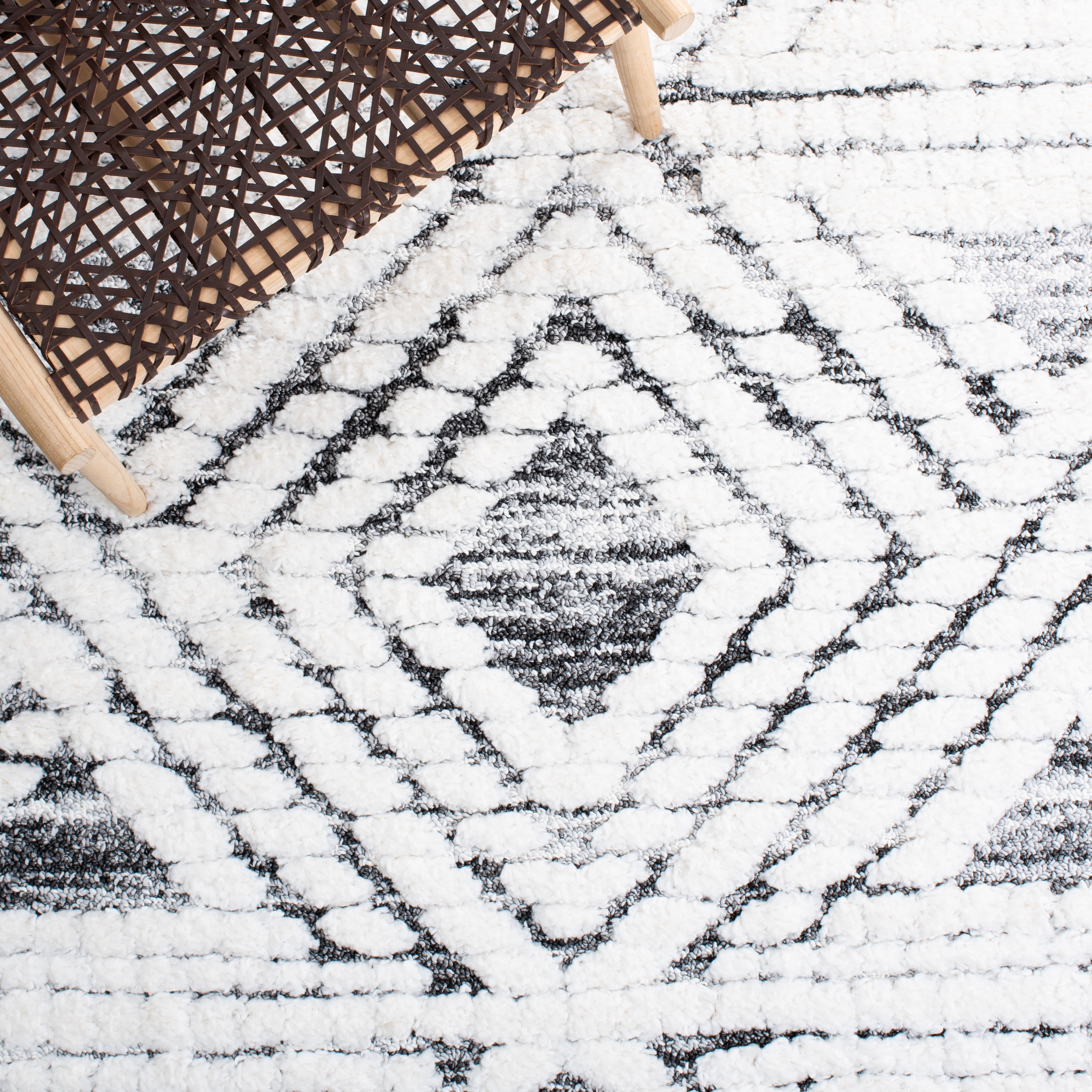 SAFAVIEH Moroccan Tassel Nessa Diamond Shag Area Rug, Ivory/Grey, 5'3" x 7'6"