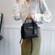 thumbnail image 4 of Bolso retro de alta gama para mujer, nuevo estilo 2025, moderno y versátil, estilo occidental, bandolera de hombro., 4 of 5