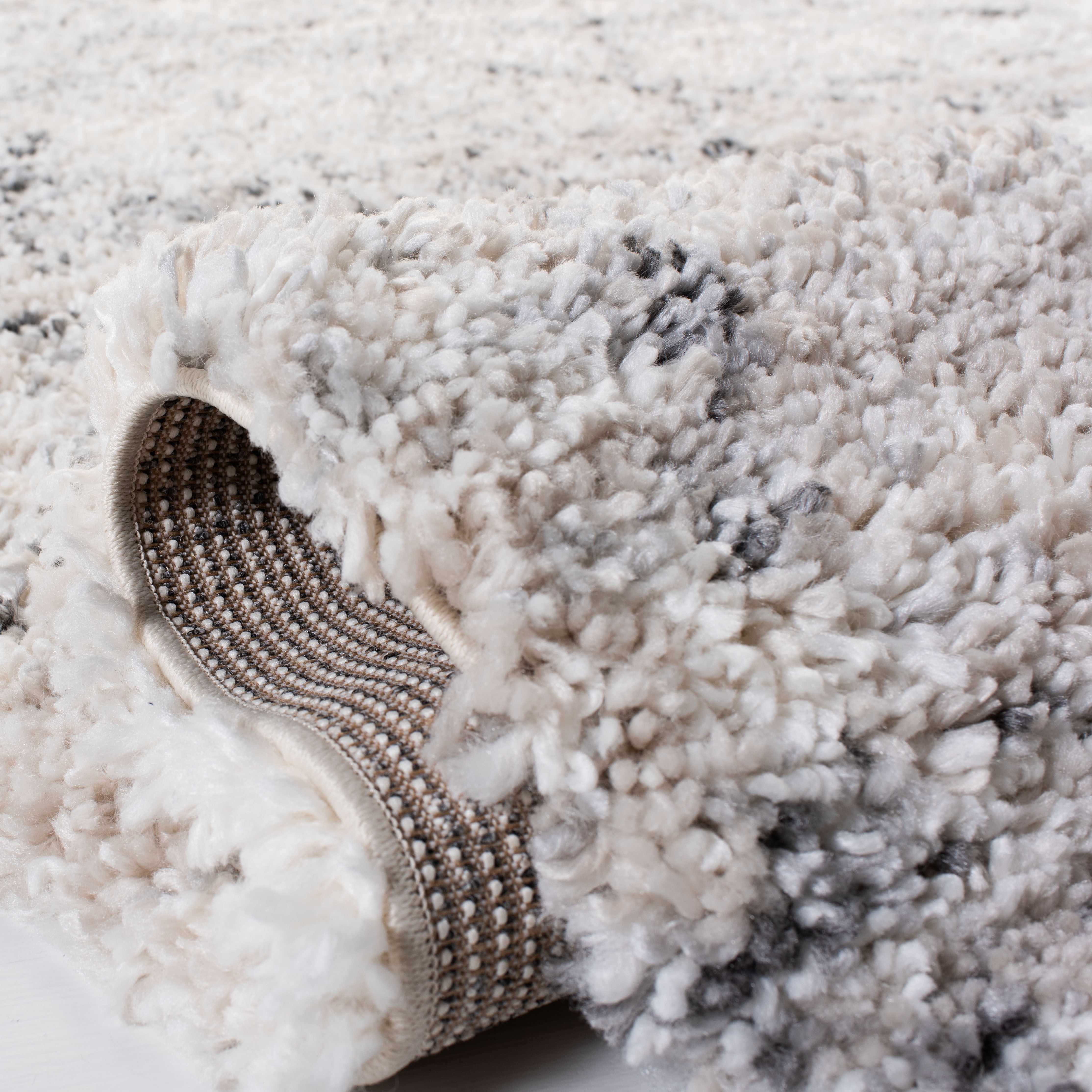SAFAVIEH Fontana Shag Darina Diamond Plush Runner Rug, Grey/Ivory, 2'3" x 20'