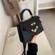 thumbnail image 3 of Bolsos populares para mujer 2025, nuevo estilo, bolso de hombro de moda para damas, bolso de mensajero simple de color sólido, bolso informal de viaje pequeño cuadrado., 3 of 5