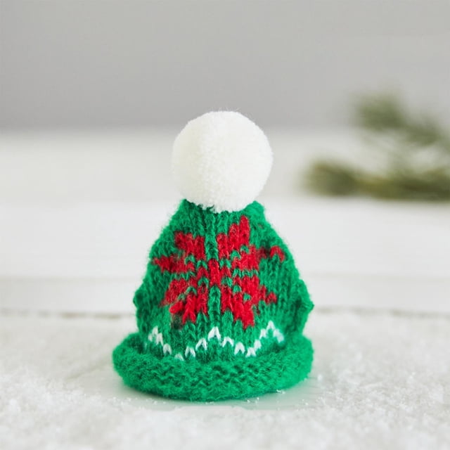 Xihbxyly Mini Gorro Navideño de Lana, Pequeño Adorno Colgante, Material Suave y Cómodo, Versátil para Decorar Árboles o Cabañas, con Motivos Festivos, Gorro Color Vino Tinto, Tamaño 6 X 6,5 Cm.