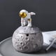 thumbnail image 3 of Cenicero de resina moderno con forma de astronauta, ideal como adorno para el hogar o la oficina. C, 3 of 9