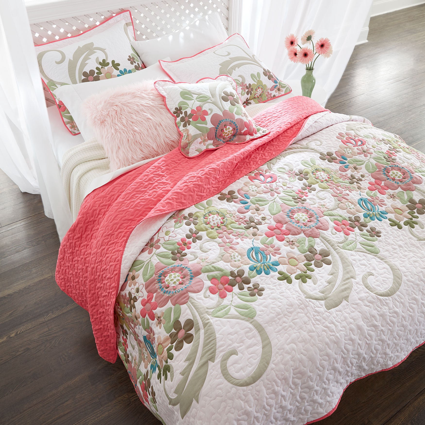 BrylaneHome Jardin Floral Spring Quilt