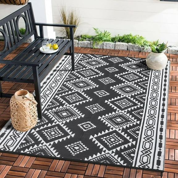 IdealHouse 5x8 Reversible Plastic Straw Rug, Large Outdoor Area Mat, Weatherproof Patio Deck Carpet, Easy Clean Floor Mat for Camping, RV, Beach, Black & White