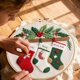 thumbnail image 5 of Conjunto Bordado Kit de bordado navideño para manualidades con motivos florales europeos, ideal para crear arte mural hecho a mano (20 cm, 1 pieza). Rkxzt, 5 of 8