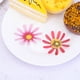 thumbnail image 5 of EeaseMX 120 flores comestibles de papel de arroz, oblea, flores de papel, adornos coloridos para cupcakes, postres, decoración de pasteles (10 colores), 5 of 8