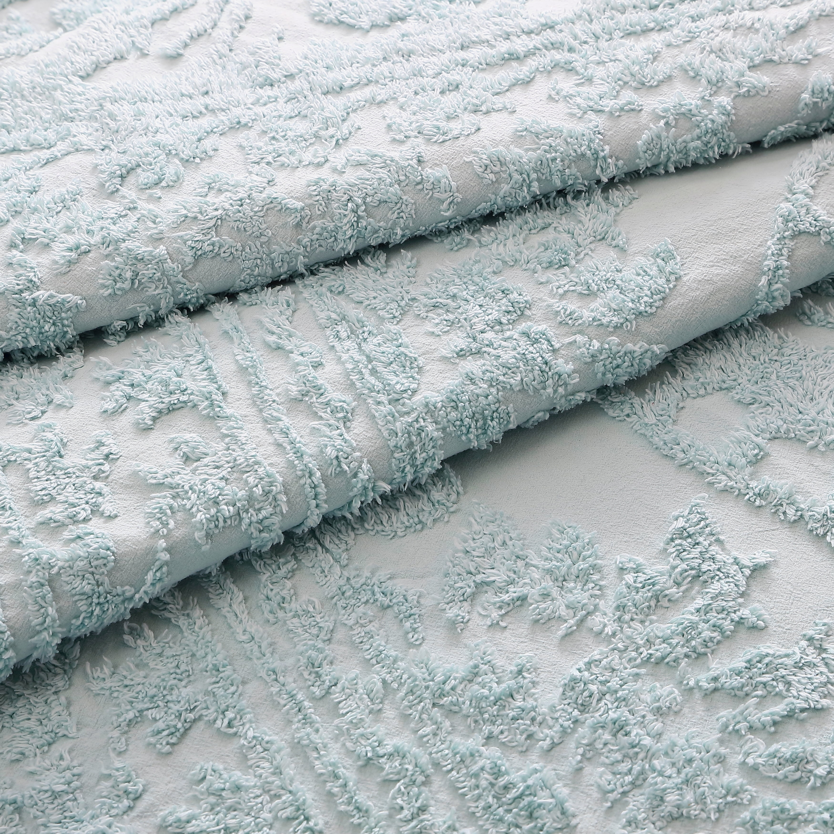 Medallion Chenille Bedspread. Burgundy - Twin
