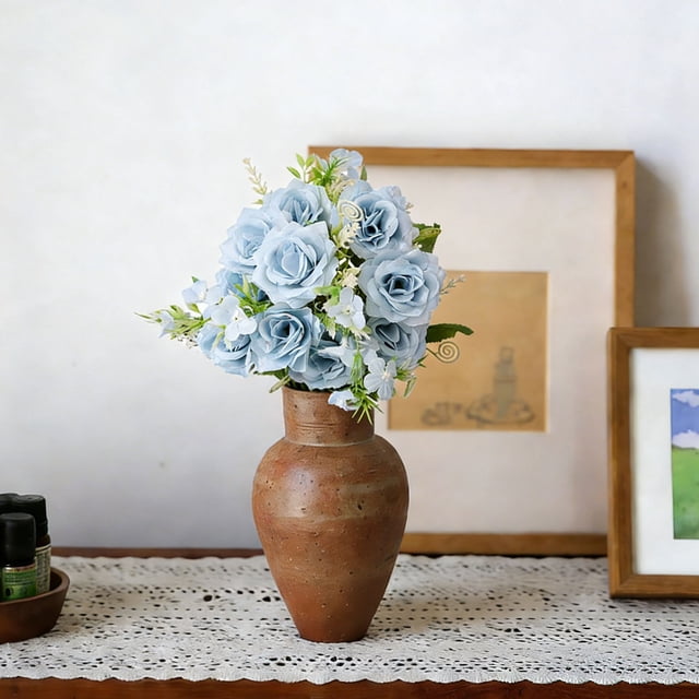 La Sala de Estar Está Decorada con Flores de Plástico, Flores de Seda, Flores de Mesa, Flores Decorativas, Ramos de Flores y Rosas Artificiales.