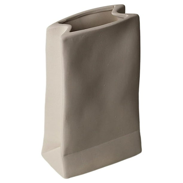 Florero de cerámica sencillo y creativo para arreglos florales con flores secas. Bolsa de papel