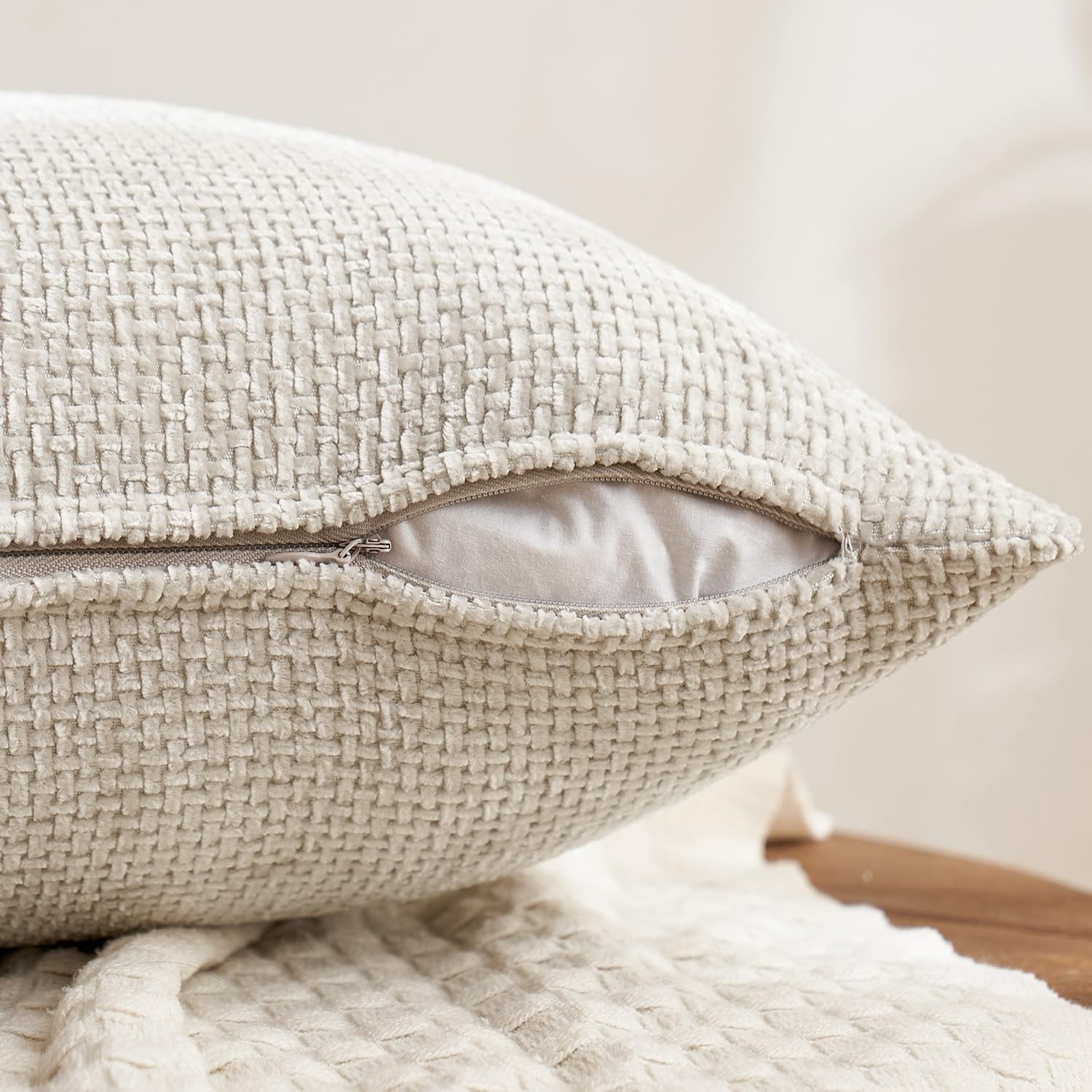 SUSIELADY Set of 4 Decorative Throw Pillow Covers 18x18 Inch, Soft Chenille Cushion Covers for Couch Sofa Bed, Boho Farmhouse Style for Living Room & Bedroom Decor, Cream
