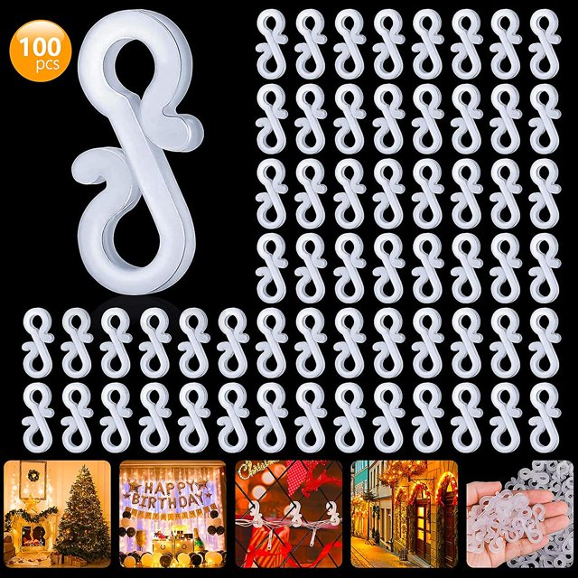 ganchos de canal de plástico jamw para colgar luces de navidad 100pcs sencillez Juego de 100 ganchos para canaletas en forma de S translúcidos de plástico 1.5 x 3.5 cm, vista frontal sobre fondo oscuro; clips para pasar y sujetar cadenas de luces LED al alero o canalón, diseñados para uso interior y exterior y reutilizables; instalación sin herramientas, se recomienda uno cada 6 pulgadas; también aptos para colgar adornos ligeros en fiestas.