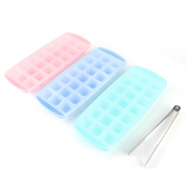 bandejas de cubos de hielo, fabricante de cubos de hielo de 3 piezas, jugo para bebidas café para agua juego de 3 moldes de cubitos de PP de grado alimenticio con 21 cavidades; tres bandejas en 3/4 (rosa, azul y verde menta) con tapas removibles y pinzas metálicas al lado, tamaño aprox. 30 x 12 x 2.5 cm, adecuado para preparar hielo para bebidas frías y café.