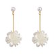 thumbnail image 1 of Pendientes de tres perlas en forma de flor, pendientes de botón exagerados, versátiles y con personalidad, 1 of 7