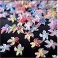 thumbnail image 1 of Colgantes para uñas UEYRSEDB, 80 unidades, 3D, con forma de flor hawaiana, hielo luminoso, 1 of 6