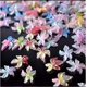 thumbnail image 1 of Colgantes para uñas UEYRSEDB, 80 unidades, 3D, con forma de flor hawaiana, hielo luminoso, 1 of 6