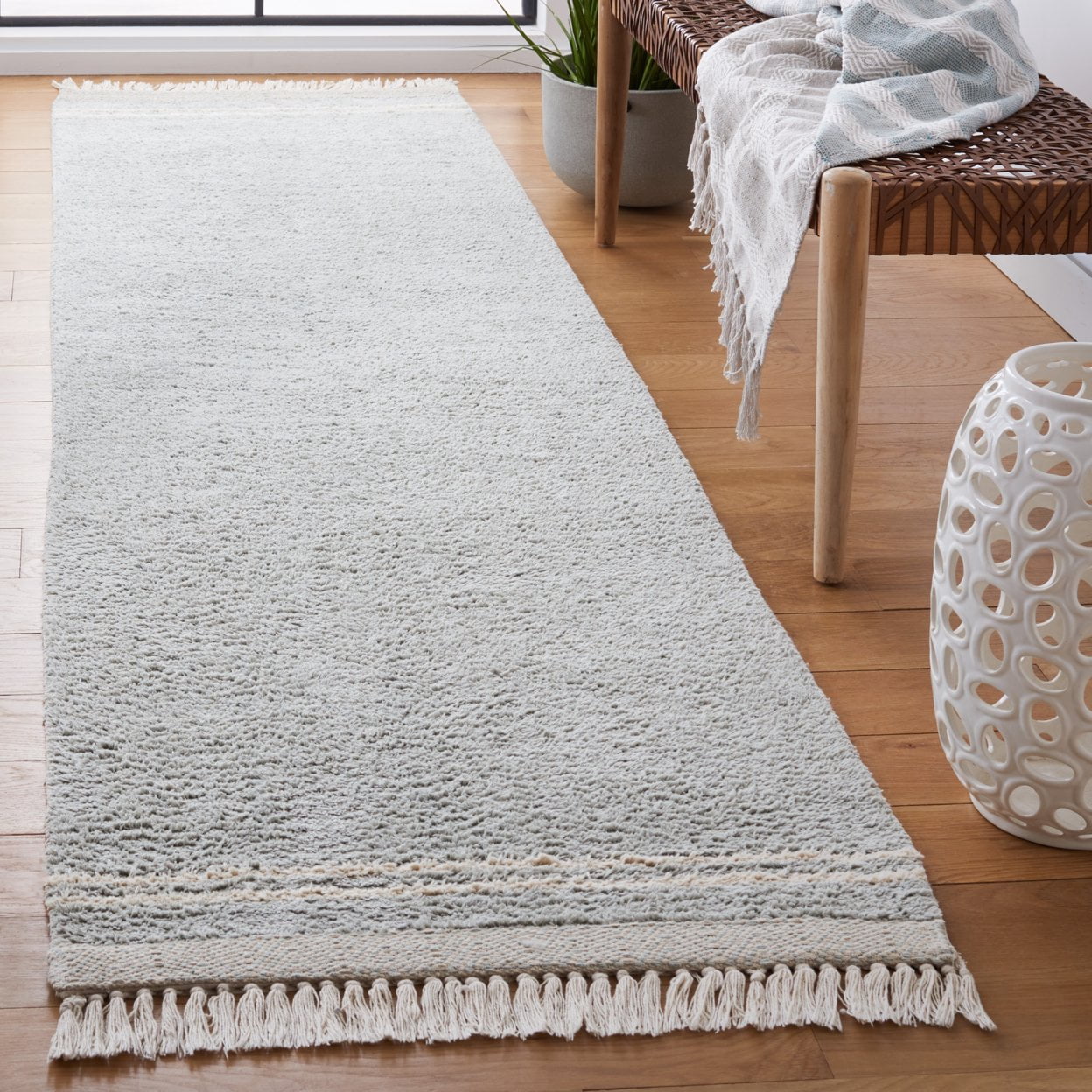 SAFAVIEH Easy Care Tahnee Solid Area Rug, 6' x 6' Round, Light Blue/Ivory