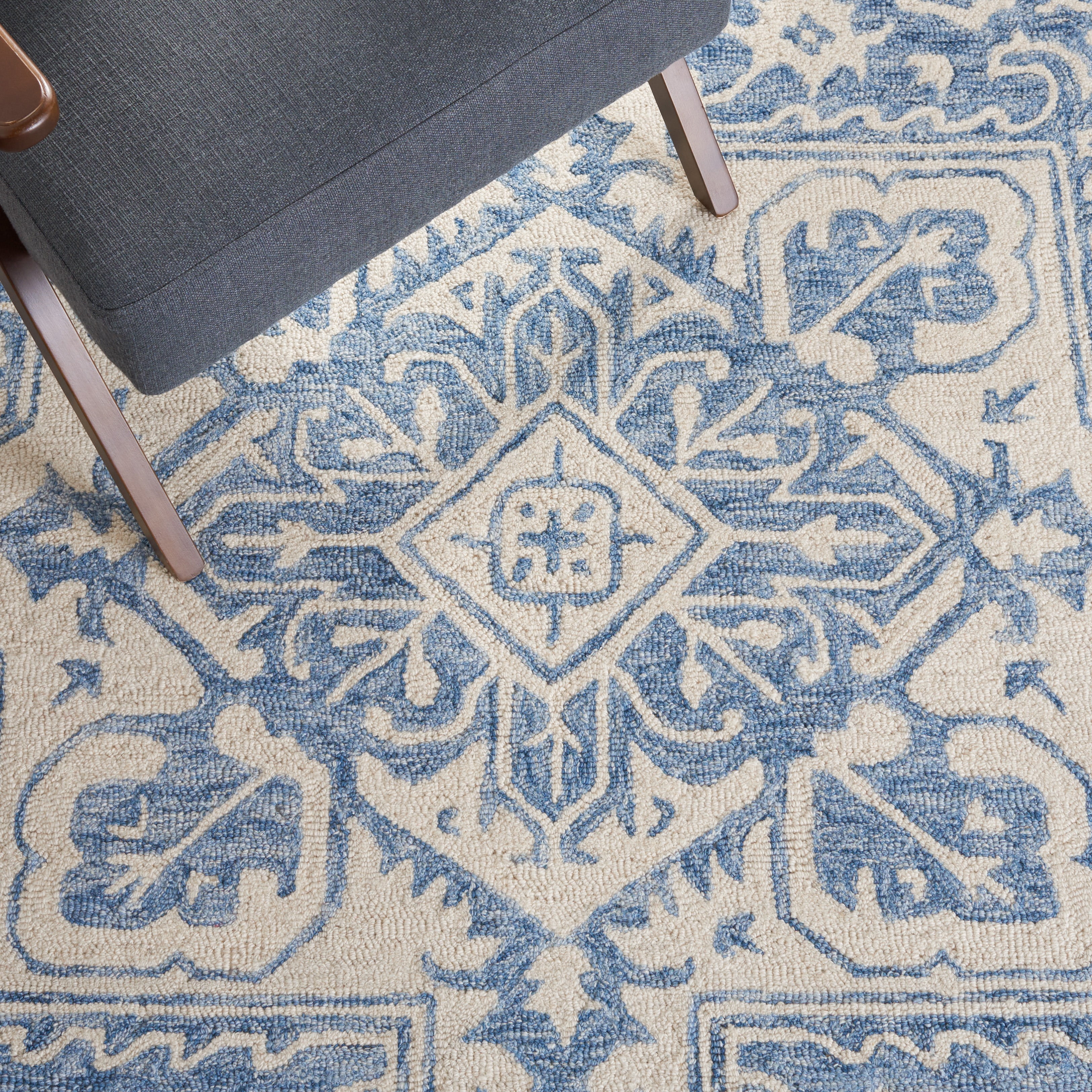 SAFAVIEH Metro Webster Medallion Area Rug, Blue/Ivory, 8' x 10'