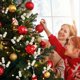 thumbnail image 4 of Paquete de 60 tallos de bayas de acebo artificiales, tallos de bayas navideñas blancas con 360, 4 of 5