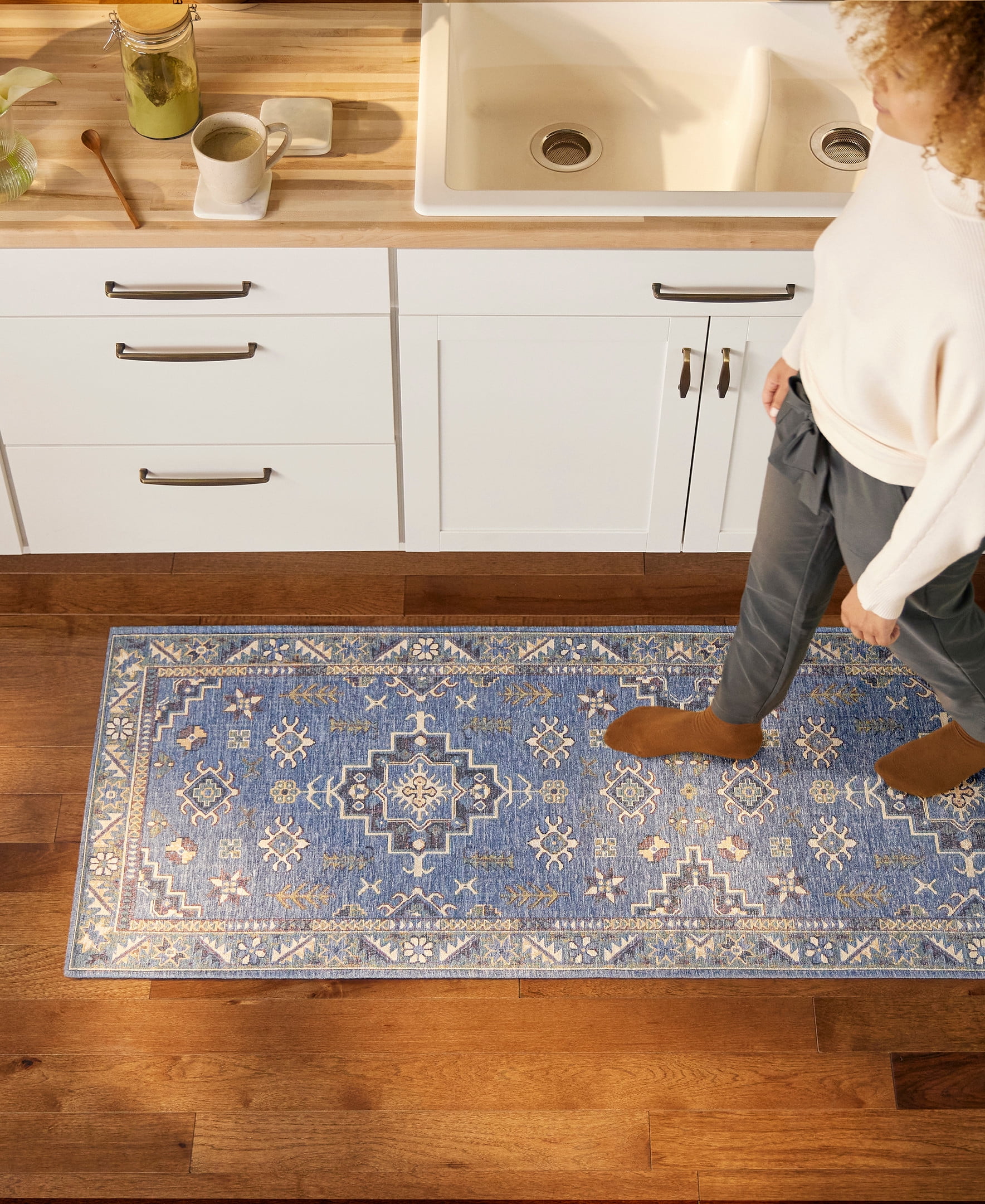 TOWN & COUNTRY LUXE Livie Forever Vintage Everwash® Washable Multi-Use Decorative Rug with Non-Slip Backing, Blue/Ivory, 24"x72"