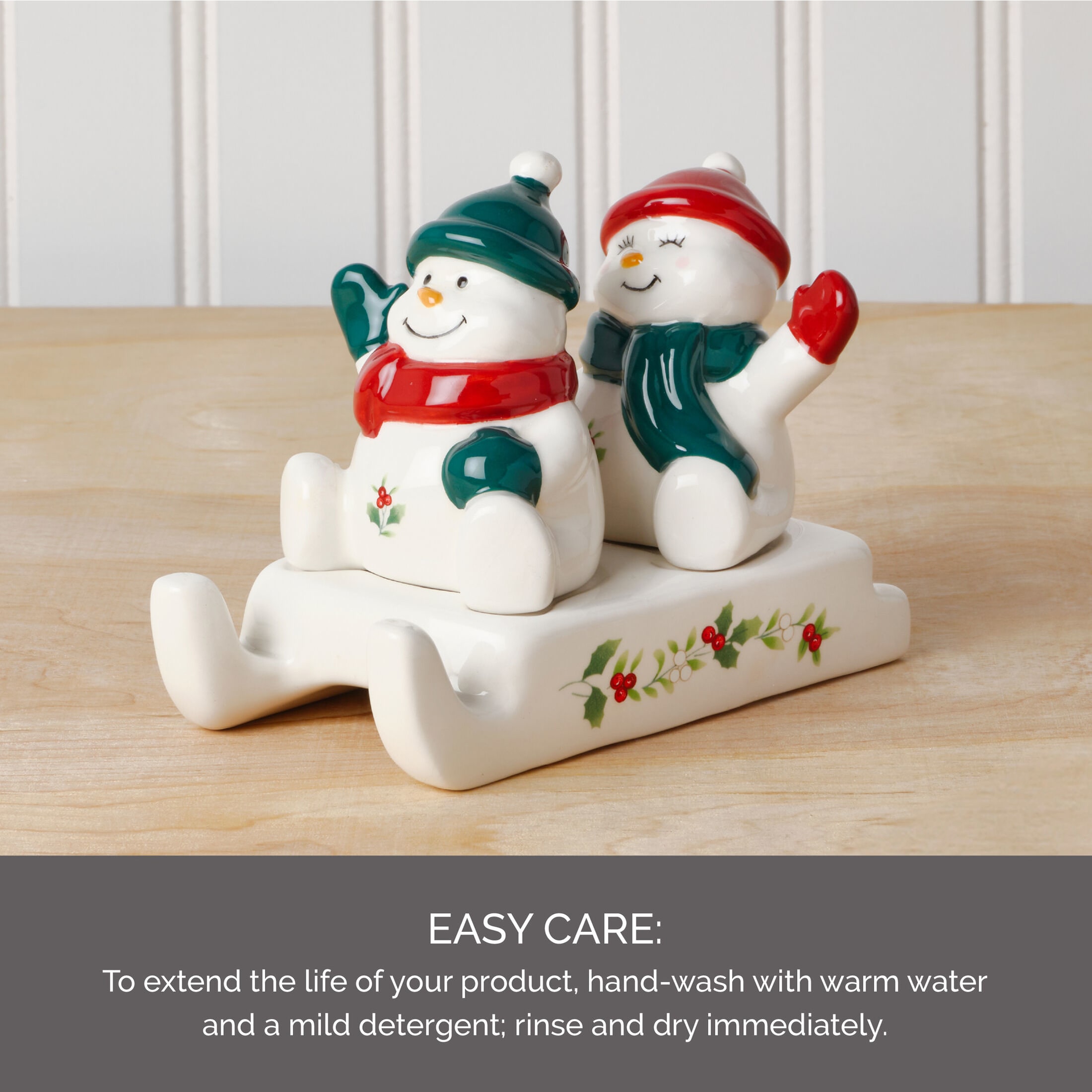 Pfaltzgraff Winterberry Dolomite Salt and Pepper Shaker Snowman Sled