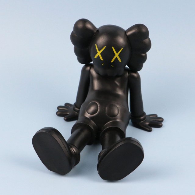 1Pcs 9cm Figura De Anime KAWS XX Ojos Postura Mentir PVC Figuras De Acción Modelo Juguetes Muñeca Decoración De Coche Para Habitación Edición Limitada 2023 Regalo De Cumpleaños Para Amigos