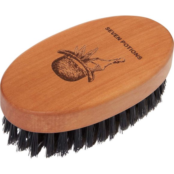 Cepillo para barba Seven Potions para hombres con cerdas de jabalí de primer corte. Fabricado en madera de peral con cerdas firmes para domar y suavizar el vello facial.