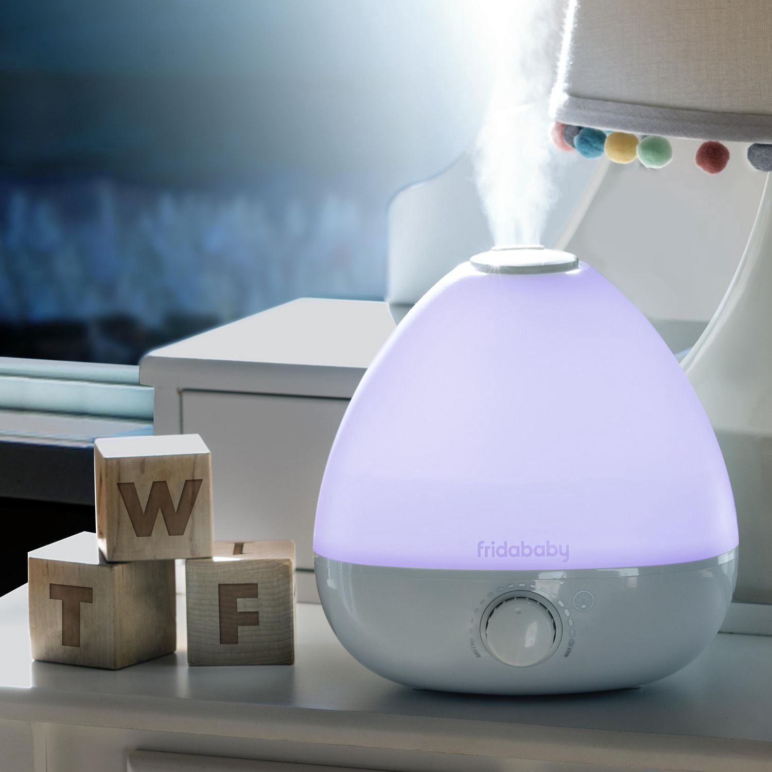 Frida Baby - BreatheFrida Diffuseur humidificateur 3 en 1 Diffuseur de veilleuse et veilleuse, Vaporisateur à brume fraîche apaisante pour bébé