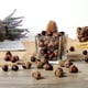 thumbnail image 4 of 50 piezas de bellotas artificiales con tapa de bellota natural, bellota falsa para decoración del hogar, hogar, cocina, decoración de Navidad, mesa de otoño, manualidades de dispersión. Adepaton HFP-0433, 4 of 7