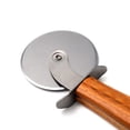 thumbnail image 4 of Cortador de pizza de acero inoxidable con rueda y mango de madera antideslizante., 4 of 8