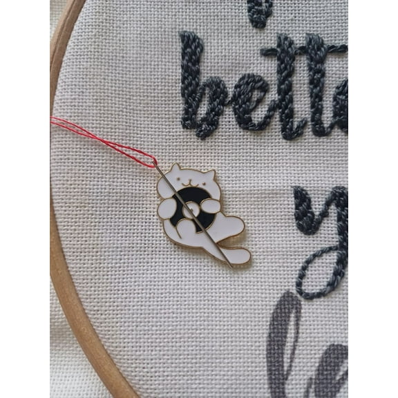 Cat Magnetic Needle Minder F07M10-1 Cat with a ball