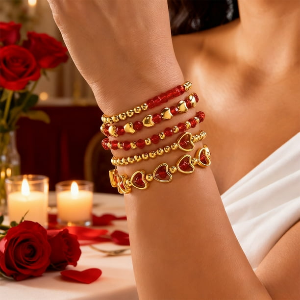 Un conjunto de cinco pulseras de cuentas de cristal en forma de corazón es un regalo de joyería perfecto para el Día de San Valentín. Pulsera de plástico.