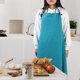 thumbnail image 3 of Delantales unisex sin mangas con bolsillos esenciales para cocinar en color azul lago, 3 of 7