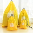 thumbnail image 1 of Juego de 4 bolsas de almacenamiento universales de nailon impermeables con cordón para viajes al aire libre, en diferentes tamaños (amarillo)., 1 of 3